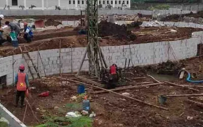 Proses pengeboran bore pile diameter 50cm untuk proyek gudang di Jakarta