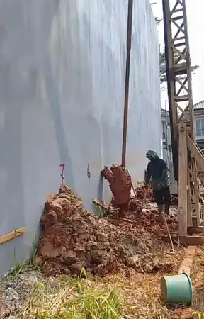 Proses bore pile mini crane diameter 30cm, kedalaman 9 meter , 70 titik metode dry boring di Alam Sutera, Tangerang
