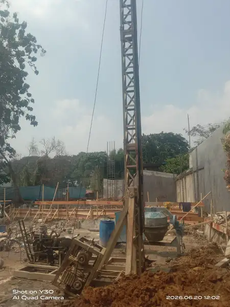 Proses bore pile mini crane diameter 30 dan 40, kedalaman 8m, 80 titik metode wash boring untuk rumah di Tanah Sareal, Bogor