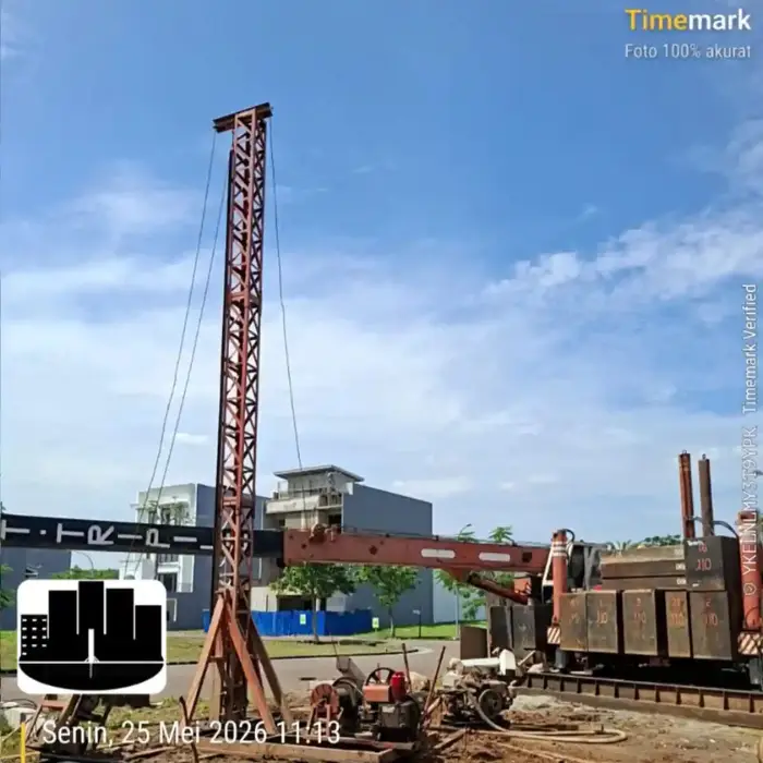 Proyek bore pile mini crane di Pantai Indah Kapuk, Jakarta Utara 25 Mei 2026