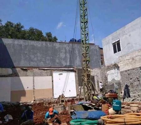 Pengeboran bore pile mini crane diameter 30cm untuk ruko di Depok