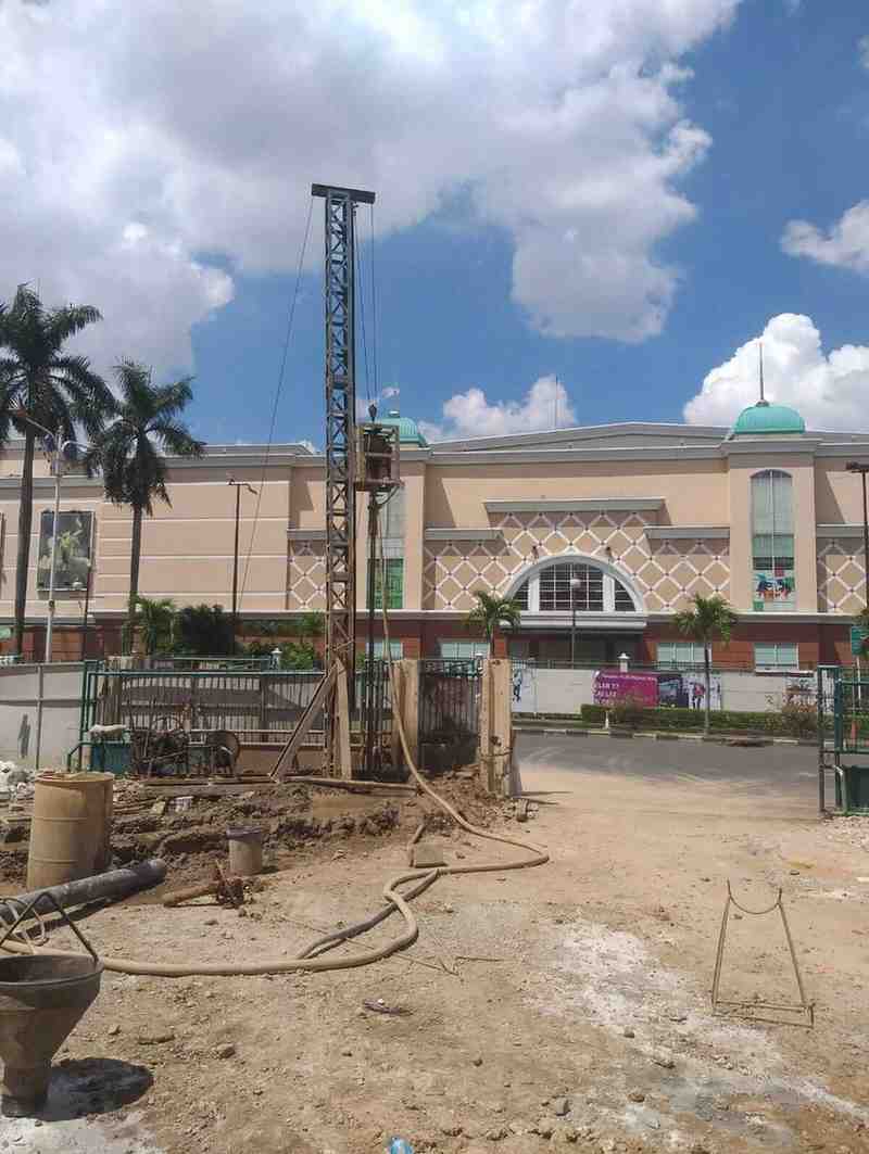 Bore pile mini crane Ø40cm, kedalaman 9m, 38 titik di depan mall puri indah, Jakarta Barat 