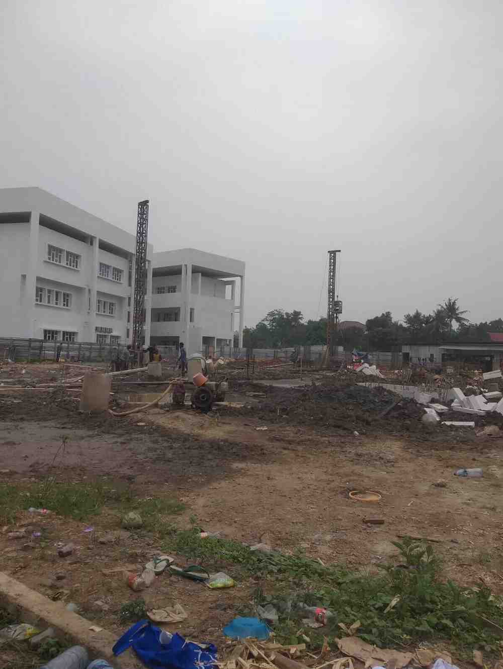 Proyek bore pile mini crane untuk gedung Universitas Paramadina di Kecamatan Cipayung, Jakarta Timur