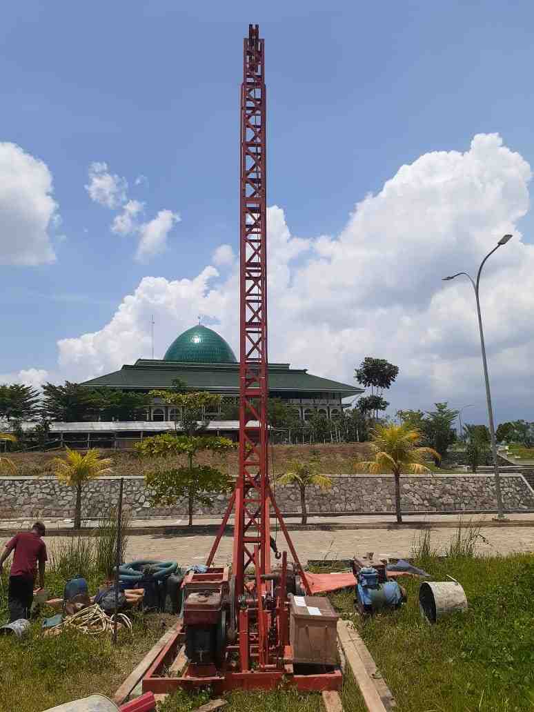 Proyek bore pile mini crane untuk bangunan di samping masjid 