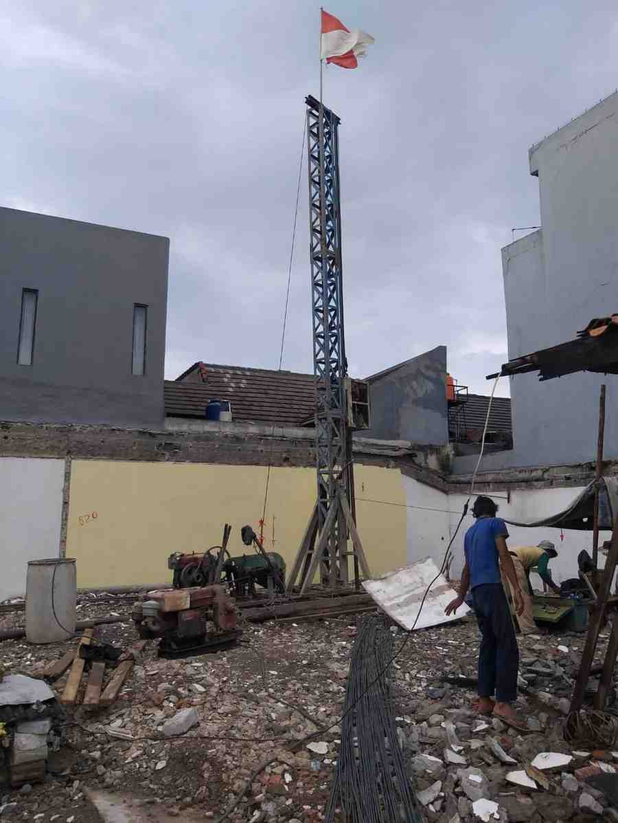 Proses pengeboran bore pile dengan mini crane minim getaran