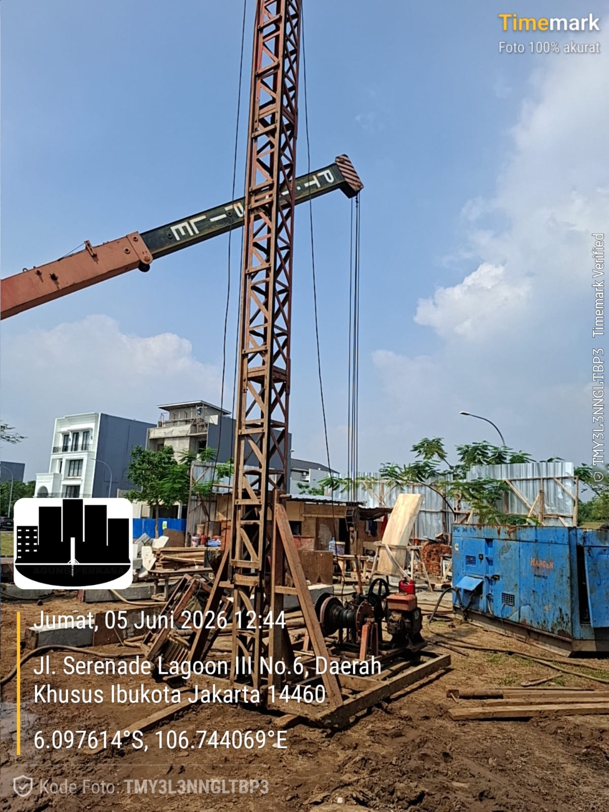 Bore pile mini crane di perumahan Pantai Indah Kapuk, Serenade Lagoon III, Jakarta Utara (5 Juni 2026 menggunakan aplikasi timemark) 