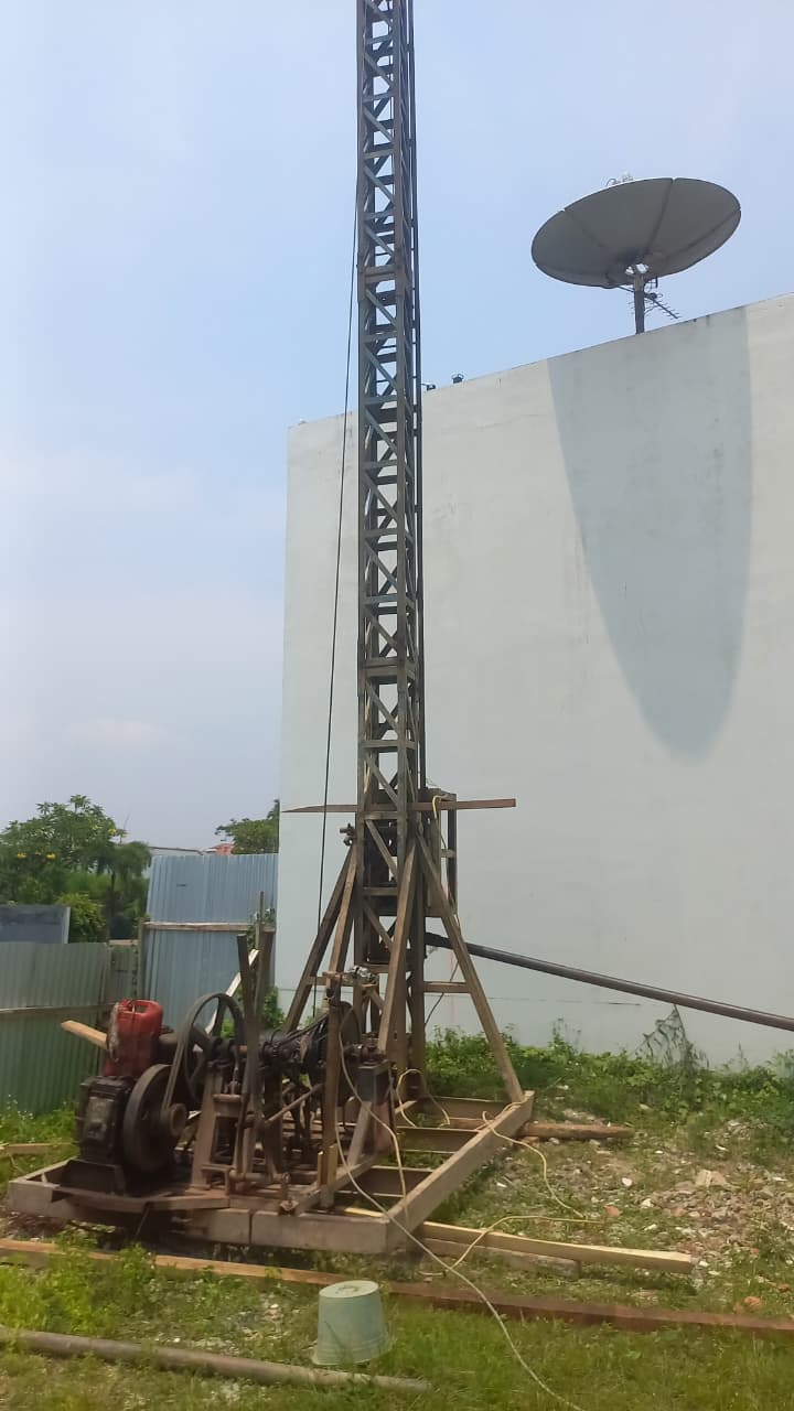 Bore pile mini crane untuk rumah di komplek Pantai Mutiara, Jakarta Utara