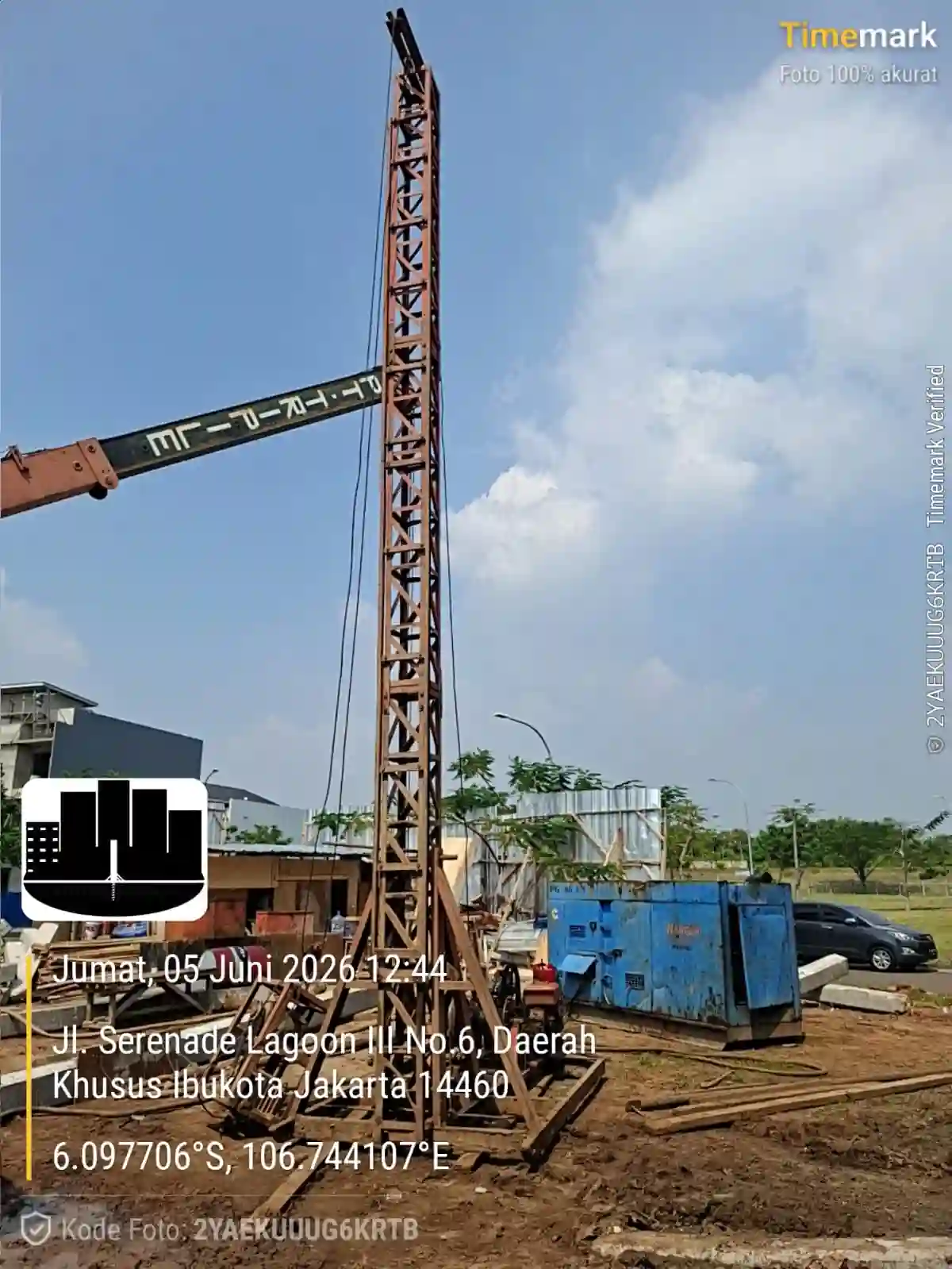 Alat bore pile mini crane dan tiang pancang bersebelahan di Lokasi Proyek PIK, Jakarta Utara