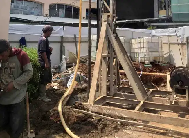 Proses pengeboran bore pile menggunakan mesin bor