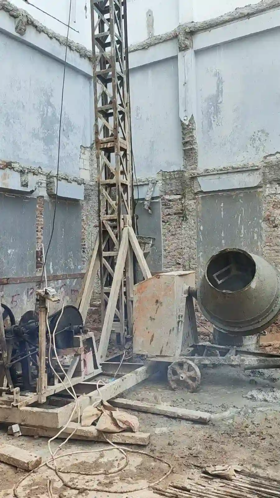 Proses pengecoran bore pile di Pulo Gadung, Jakarta Timur