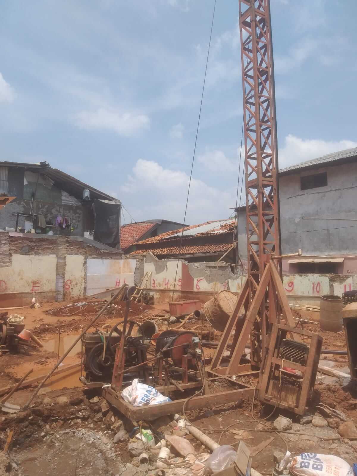 Proyek borepile di kondisi berembun