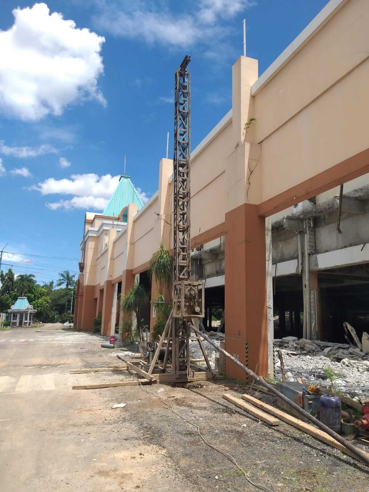 Borepile dekat dinding bangunan