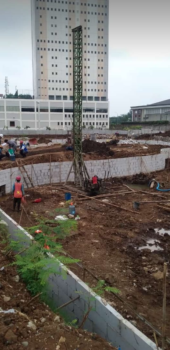 Proyek borepile di dekat gedung