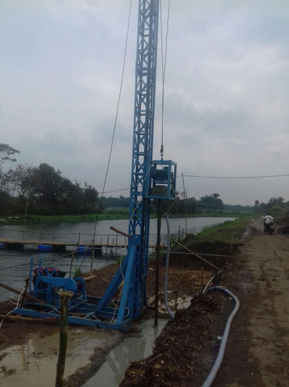 Proyek borepile di tepi kali